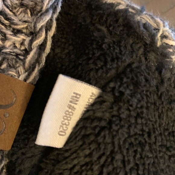 Black and white C. C ear warmer - Picture 4 of 4